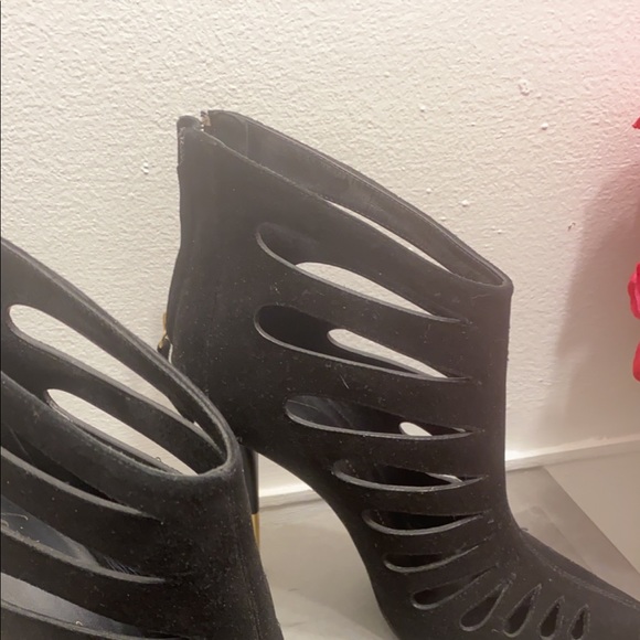 Black booties with gold heel. Giuseppe Zanotti - Picture 2 of 9